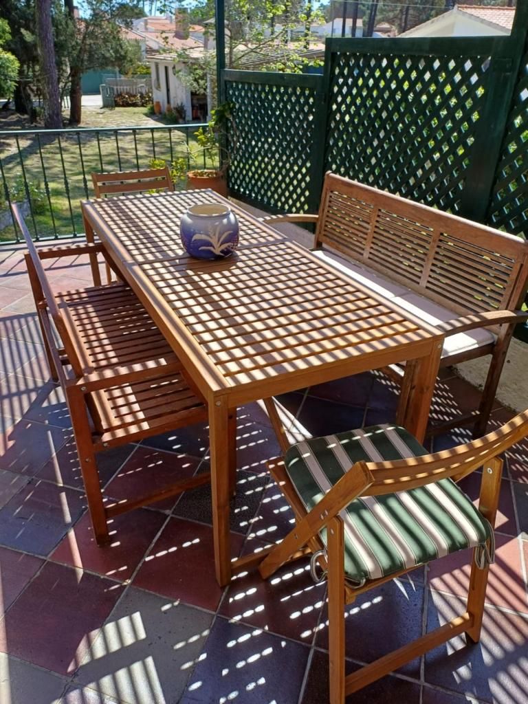 Alpendre com mesa de refeições ao ar livre