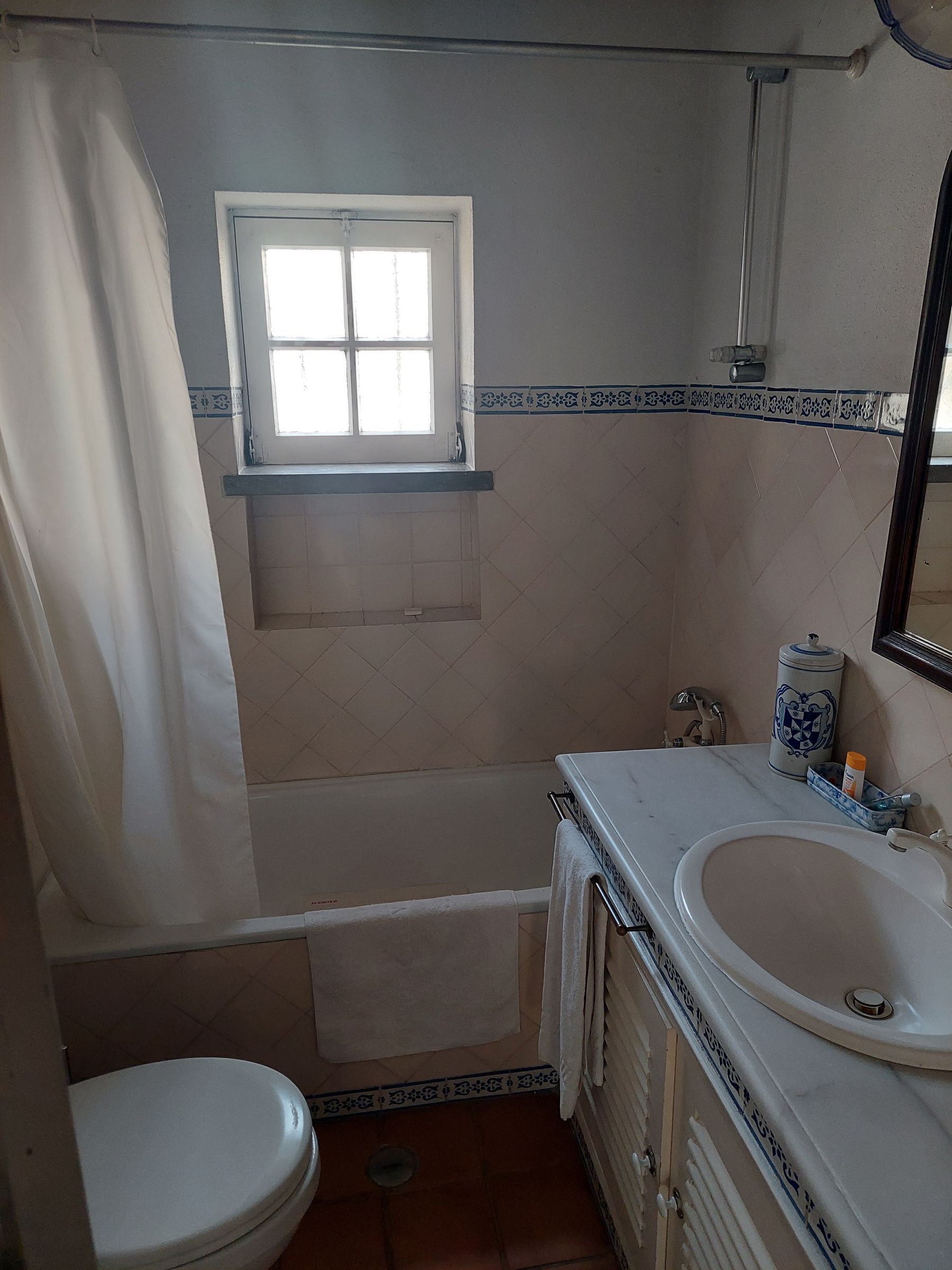 Casa de banho com banheira e azulejos