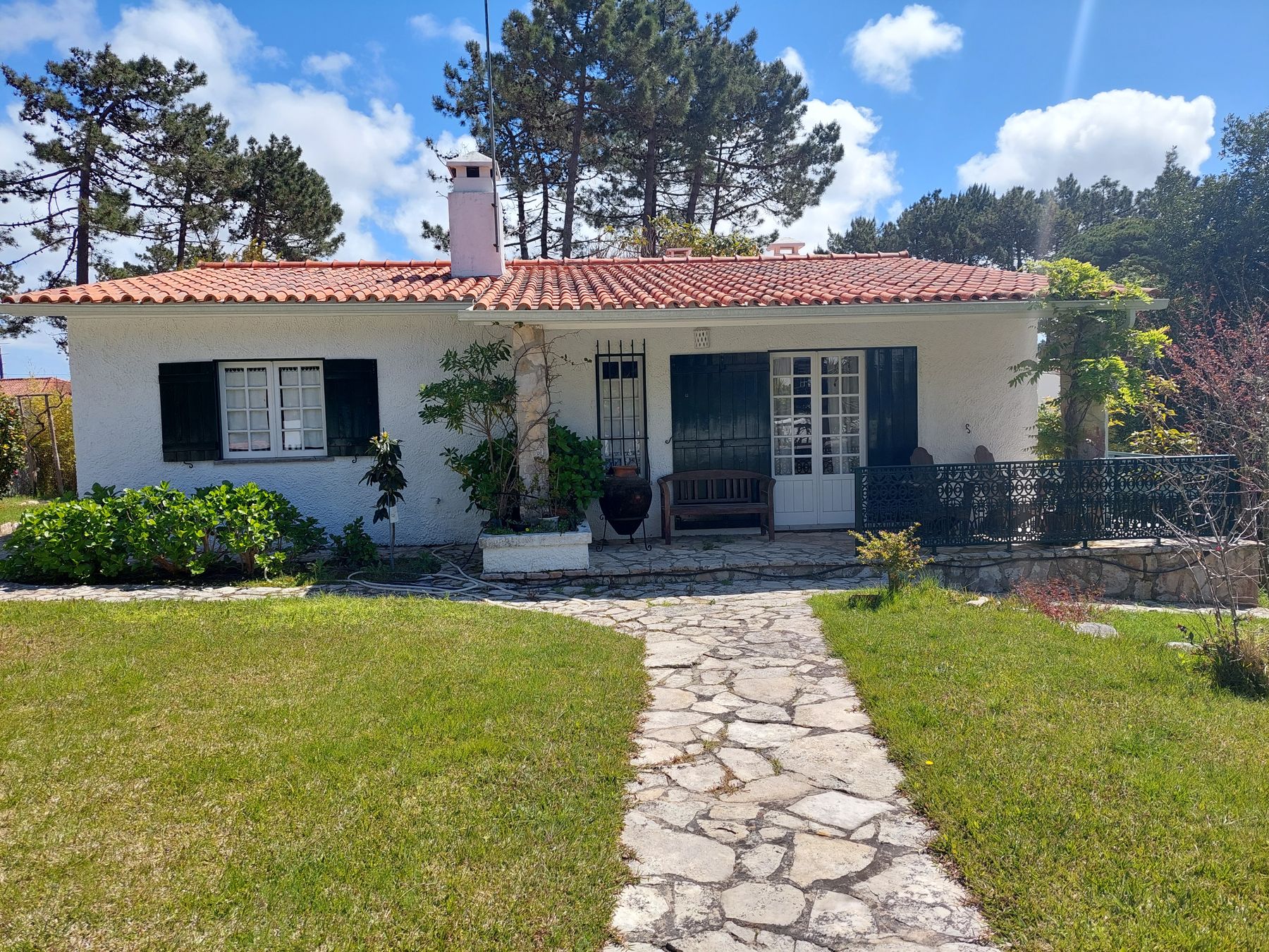 Fachada da casa com jardim