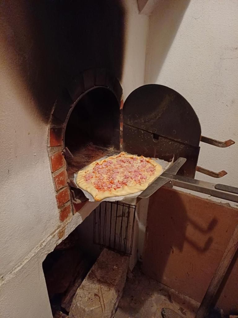 Pizza a sair do forno a lenha