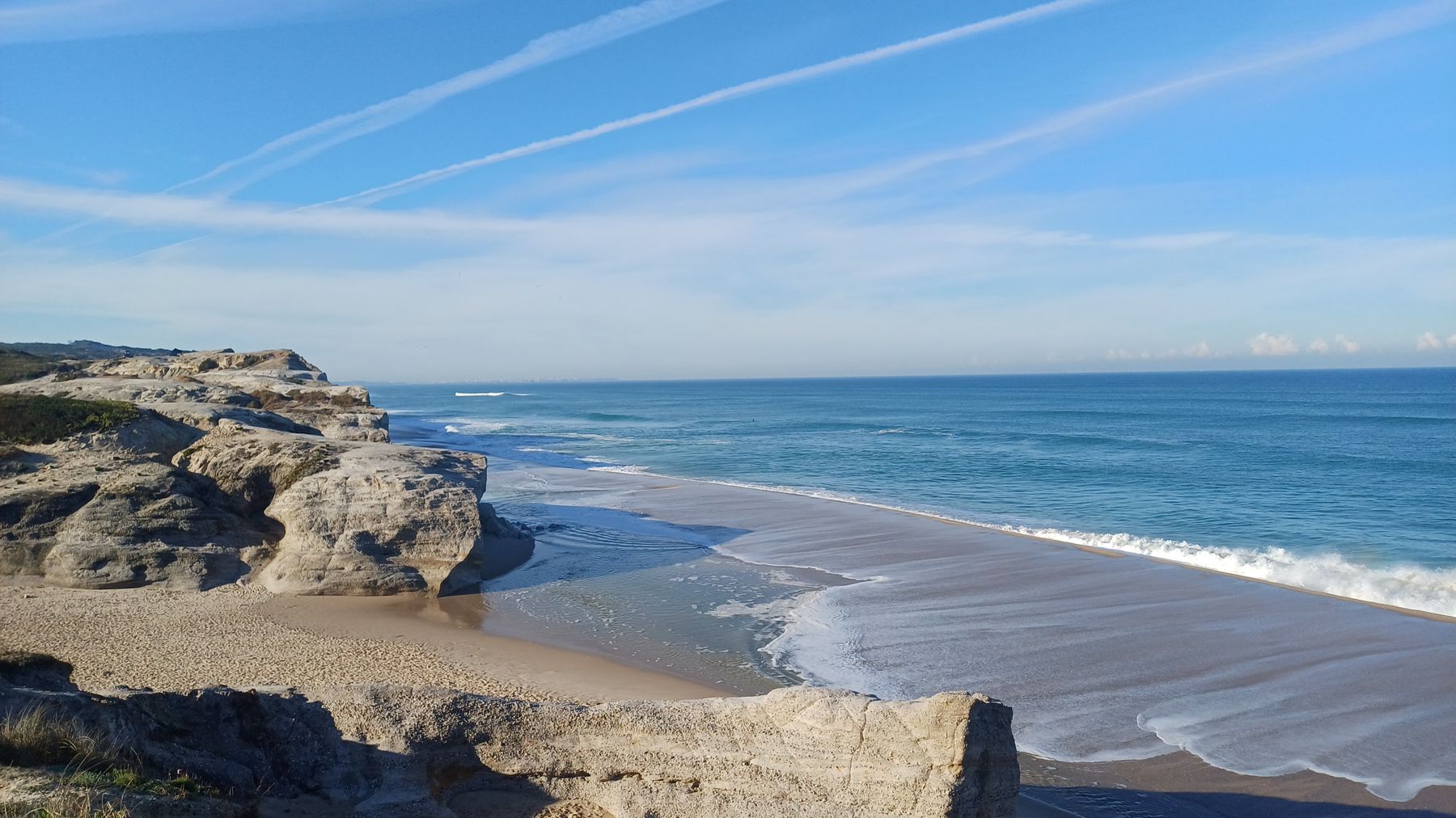 Falésias e mar na praia perto da Casa dos Pinheiros