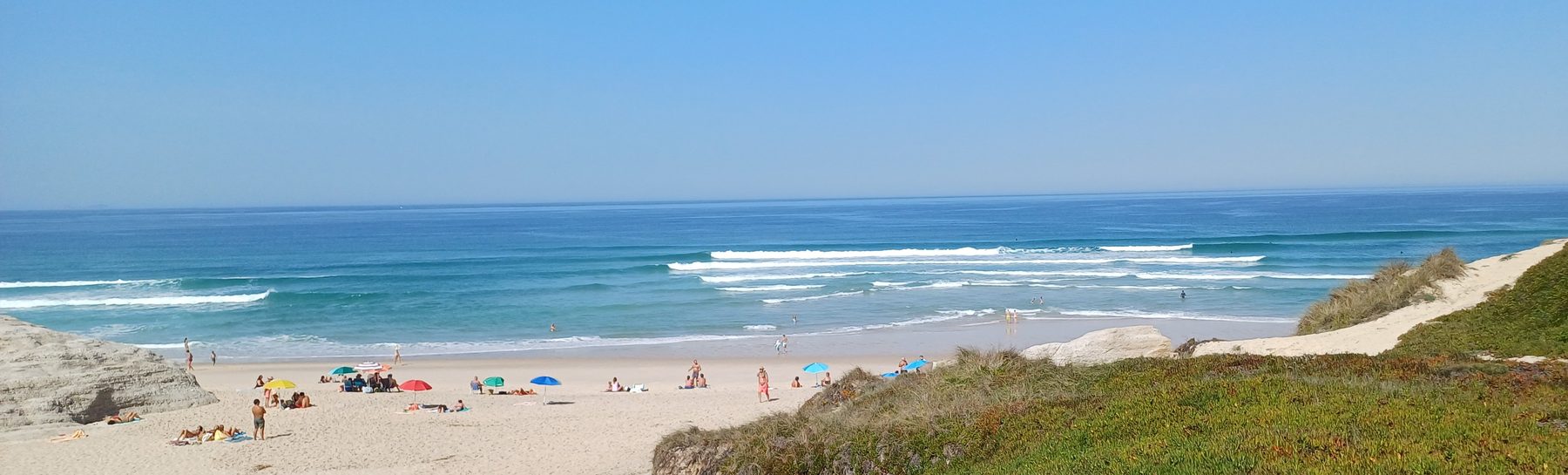 Praia com banhistas perto da casa