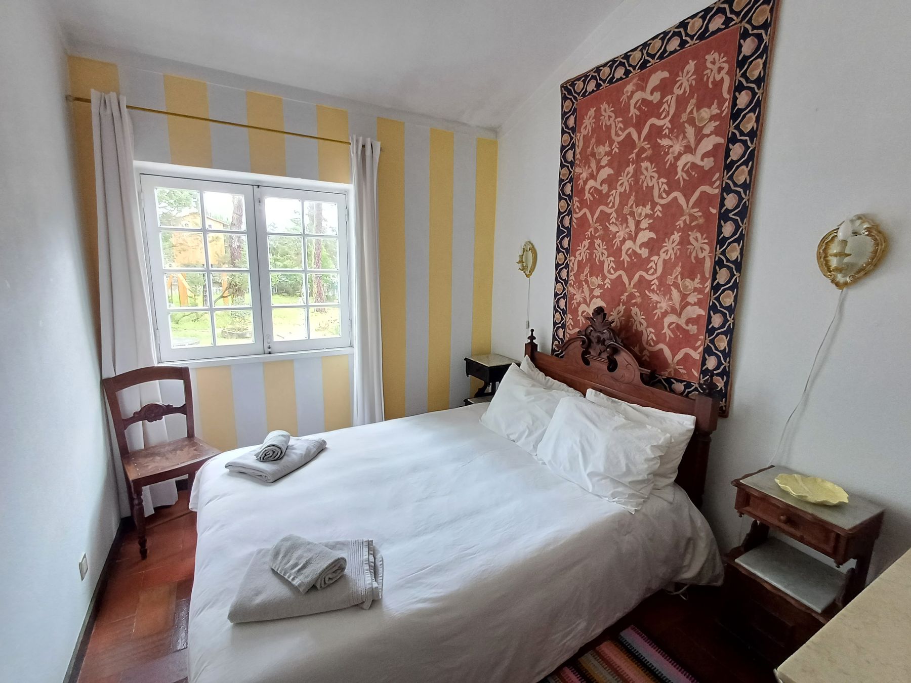 Quarto com paredes às riscas amarelas